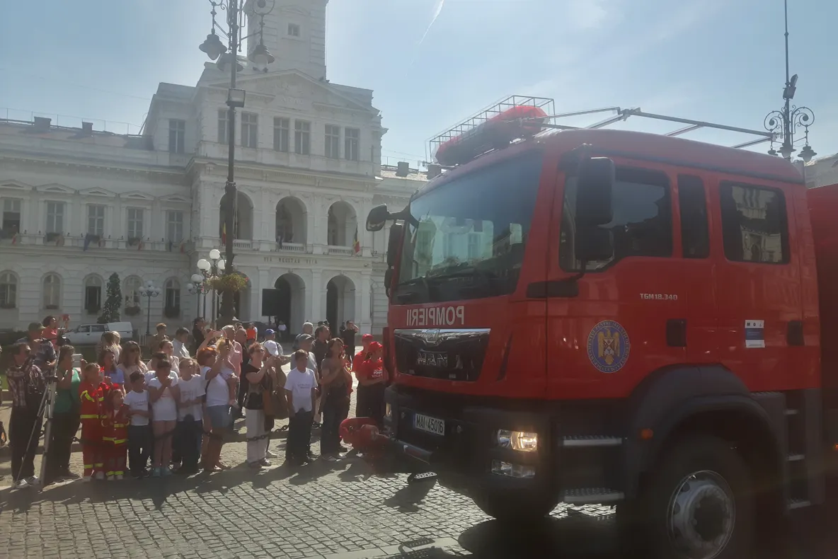 Exerciţii demostrative desprinse parcă din filme, joi, la Ziua Porţilor Deschise la ISU Arad