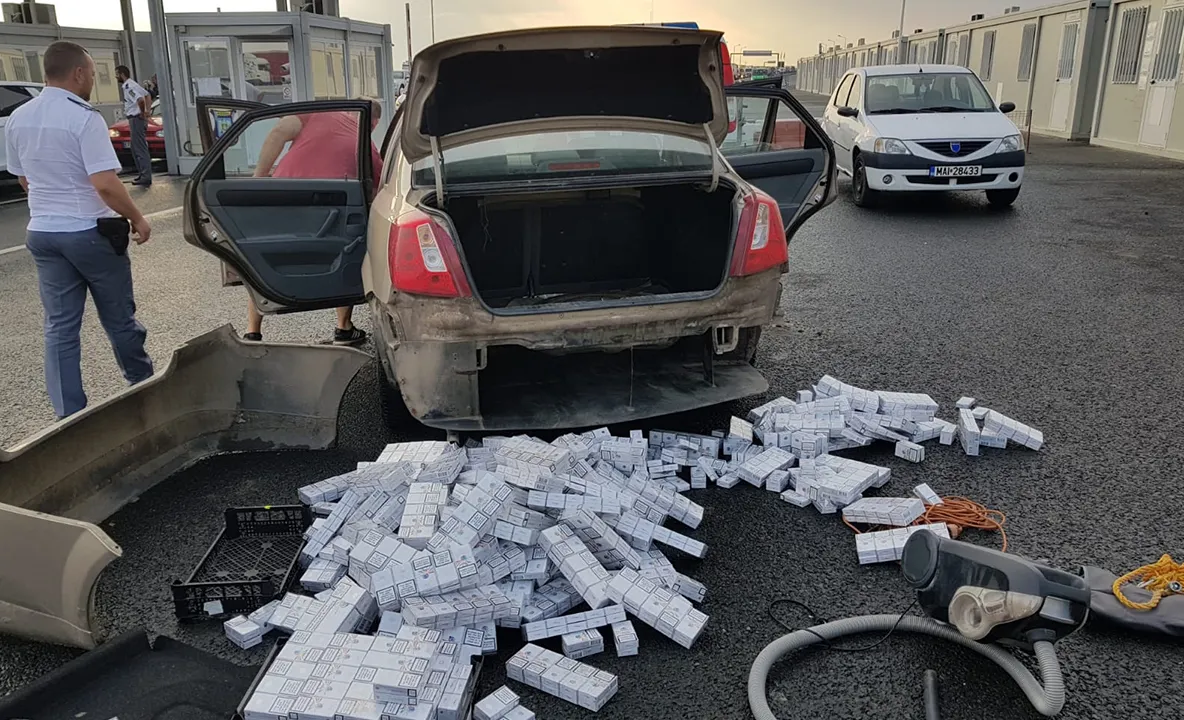 Arad: 2.000 de pachete cu ţigări de contrabandă, ascunse în bara de protecţie din spate şi în spatele farurilor unei maşini din Ungaria, depistate la Nădlac