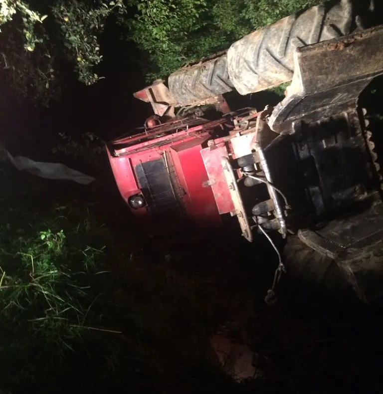 UPDATE. Arad: Un bărbat a decedat după ce peste el s-a răsturnat un utilaj forestier. Au intervenit pompierii