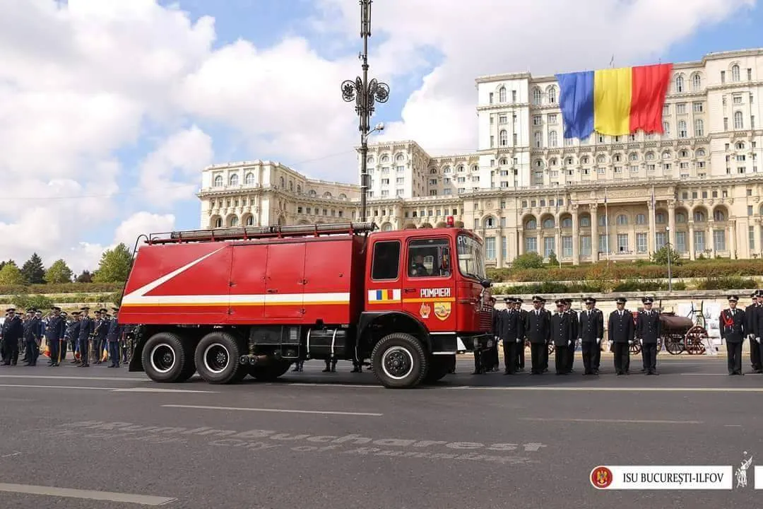 Pompierii arădeni au strălucit la parada de la București cu o mașină fabricată în 1979. Este cea mai bine întreținută din România