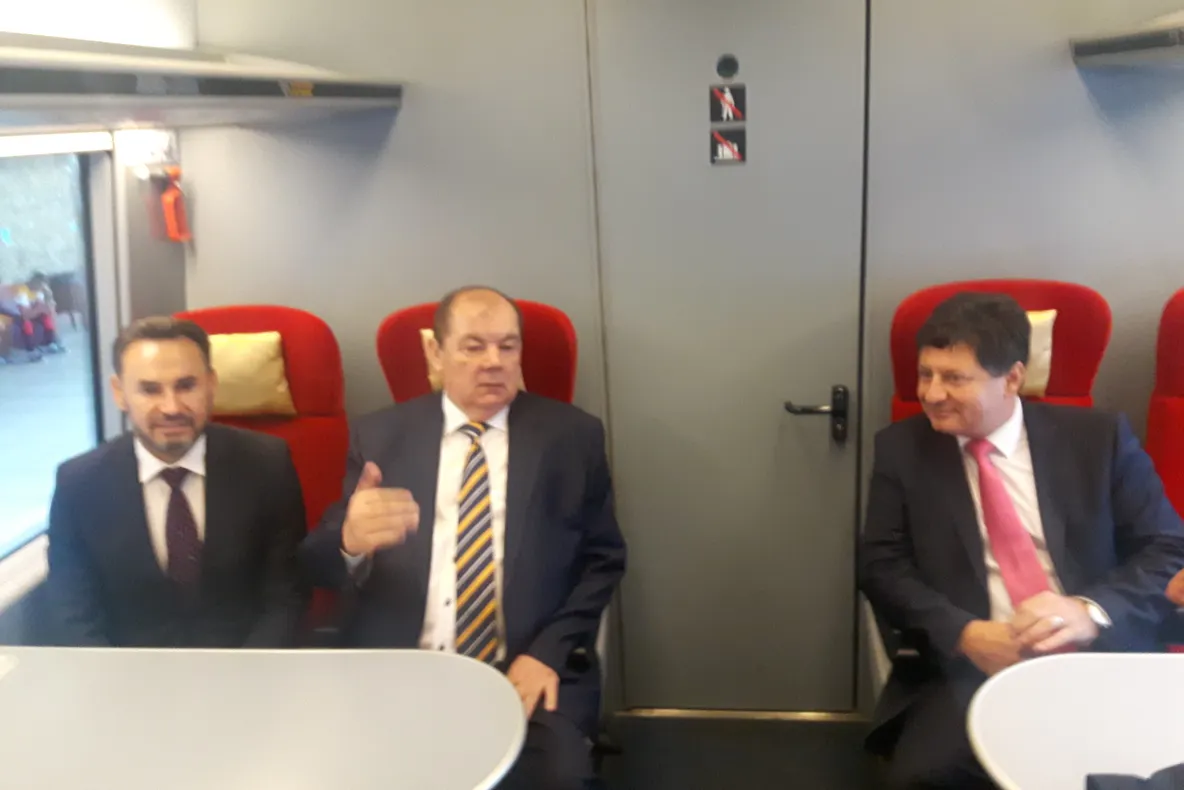 Condiţii de lux la la preţuri similare sau chiar mai mici decât ale altor companii feroviare în trenul unic care circulă doar în România şi Danemarca. Prima garnitură a plecat sâmbătă de la Arad
