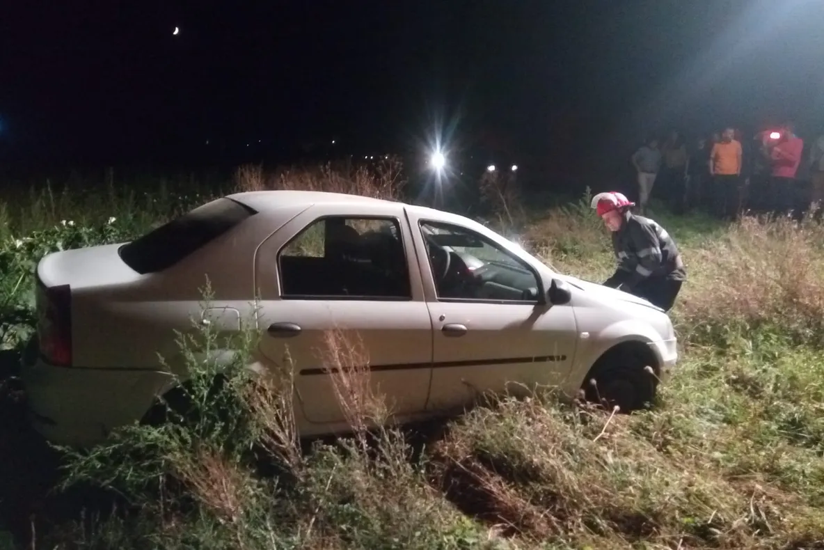 Arad: Mașină răsturnată, 2 copii și 2 adulți, transportați la spital