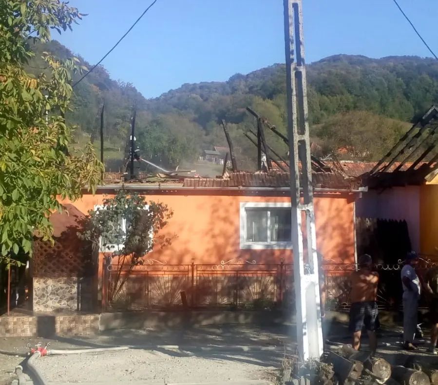 Arad: Casă distrusă de un incendiu puternic. Flăcările s-au extins la vecini