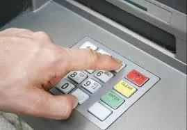 O reţea care clona carduri folosite la bancomatele din Arad, destructurată. Cum acţiona gruparea