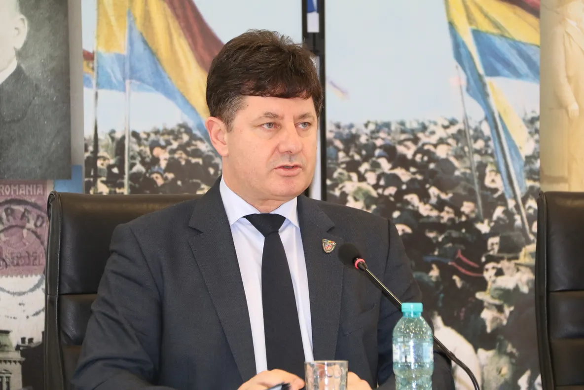 Arad: Mesajul președintelui CJ Arad, Iustin Cionca: cazurile de îmbolnăvire se înmulțesc în județul nostru, în câteva săptămâni am consumat fonduri cât în șase luni, am alocat alte 680 de mii de euro, iar Primăria Arad va aloca 1 milion de euro, hotel sep