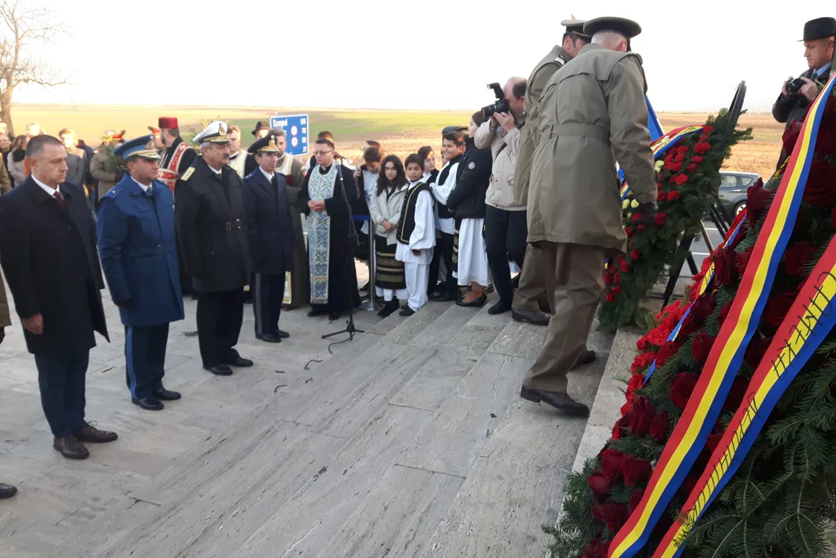 Arad: Ministrul Apărării, Mihai Fifor: "Armata României, instituție de bază a statului român. O zi cu o încărcătură deosebită". Elicoptere și avioane militare, la Ziua Armatei României, în județul Arad