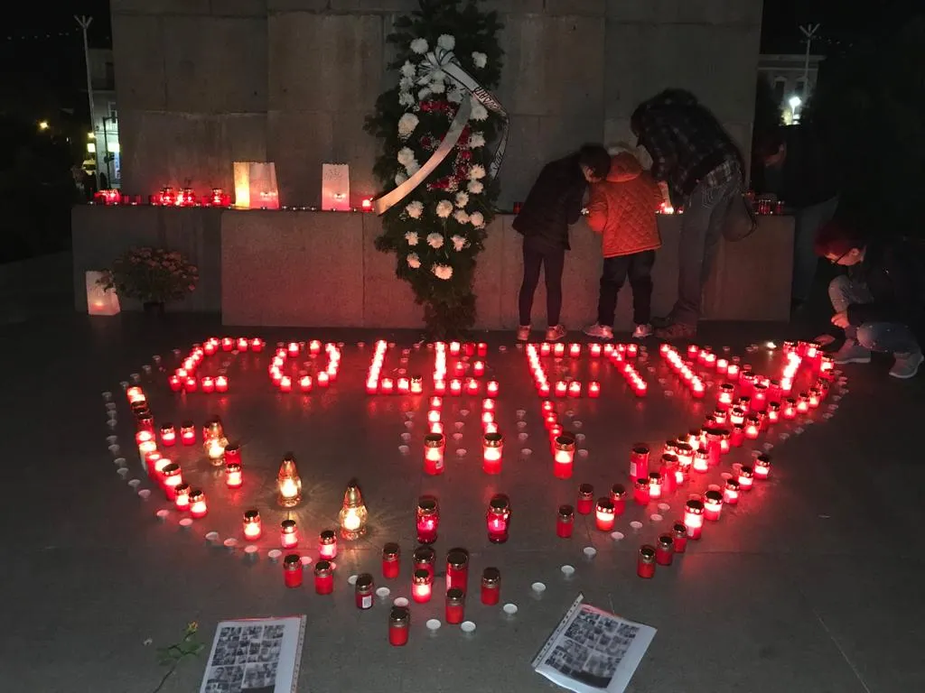 Arad: Peste 100 de persoane, la comemorarea victimelor din Clubul "Colectiv" din București. Printre participanți, 25 de motociliști. Ce zic oamenii: cum s-a schimbat România