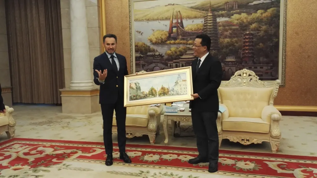 Arad: Ce cadou i-a dus primarul Aradului, Gheorghe Falcă, omologului său chinez. Misiune economică anul viitor și acord între Universitatea de Vest Vasile Goldiș din Arad și Changzhou Institute of Technology