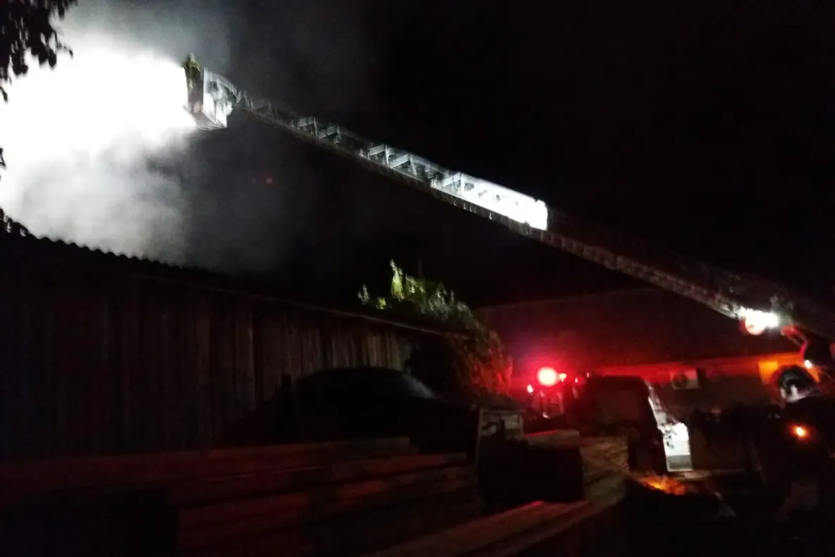 Arad: Incendiu puternic la un atelier de tâmplărie. Pompierii au intervenit cca 6 ore