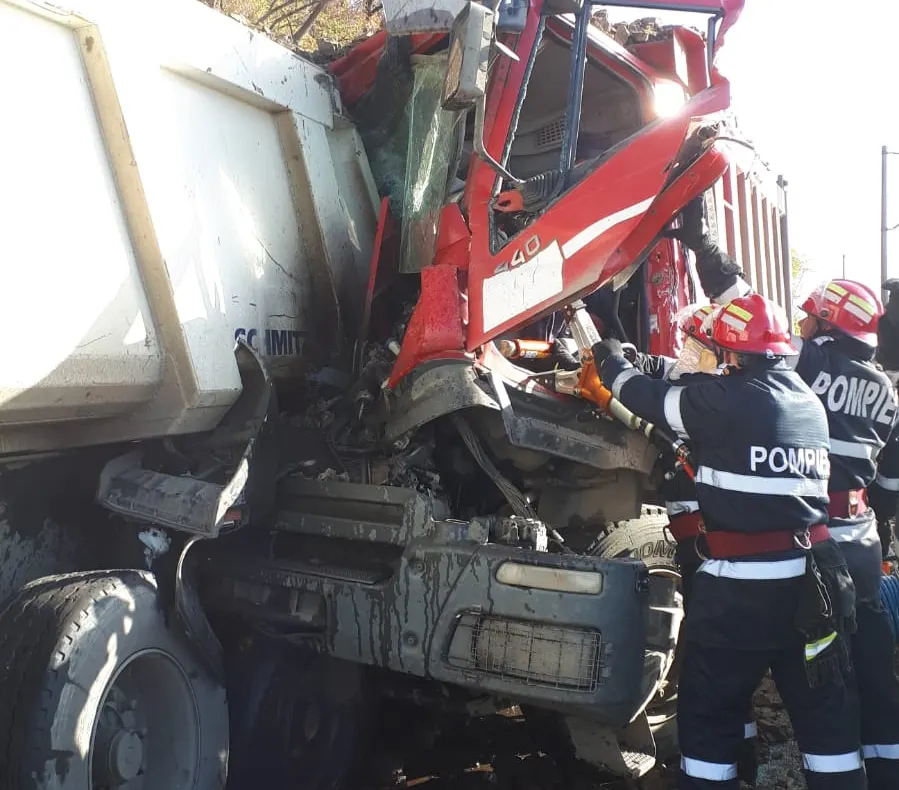 Arad: Două camioane încărcate cu piatră s-au ciocnit pe DN7. Un bărbat a fost rănit