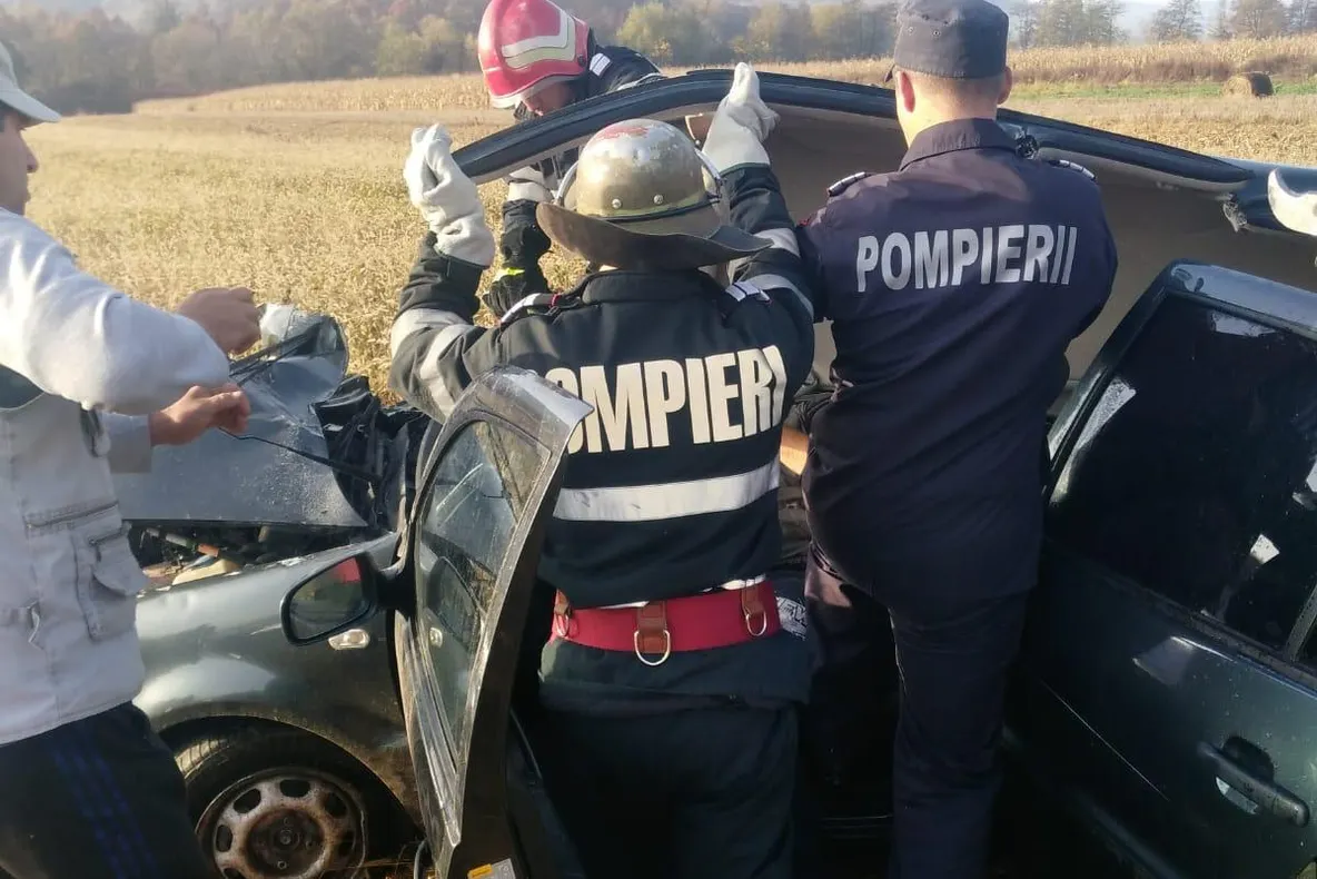 Arad: Bărbat, în stare critică, după ce a fost implicat într-un accident între o mașină și un tren