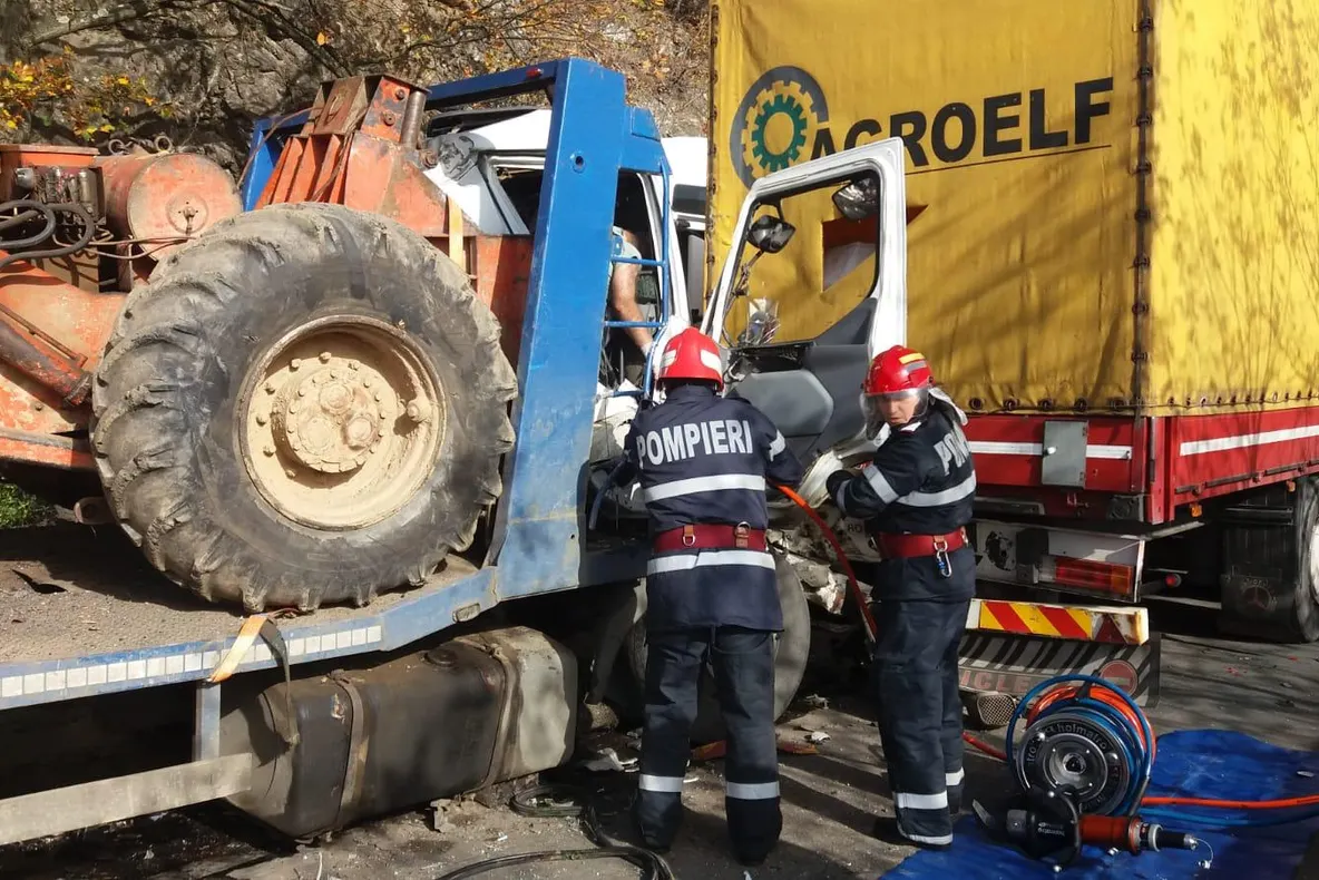 UPDATE. Arad: Al doilea accident pe DN7, într-o oră. Sunt impliate un TIR cu nisip și unul cu un utilaj. Un bărbat a murit, iar altul este rănit