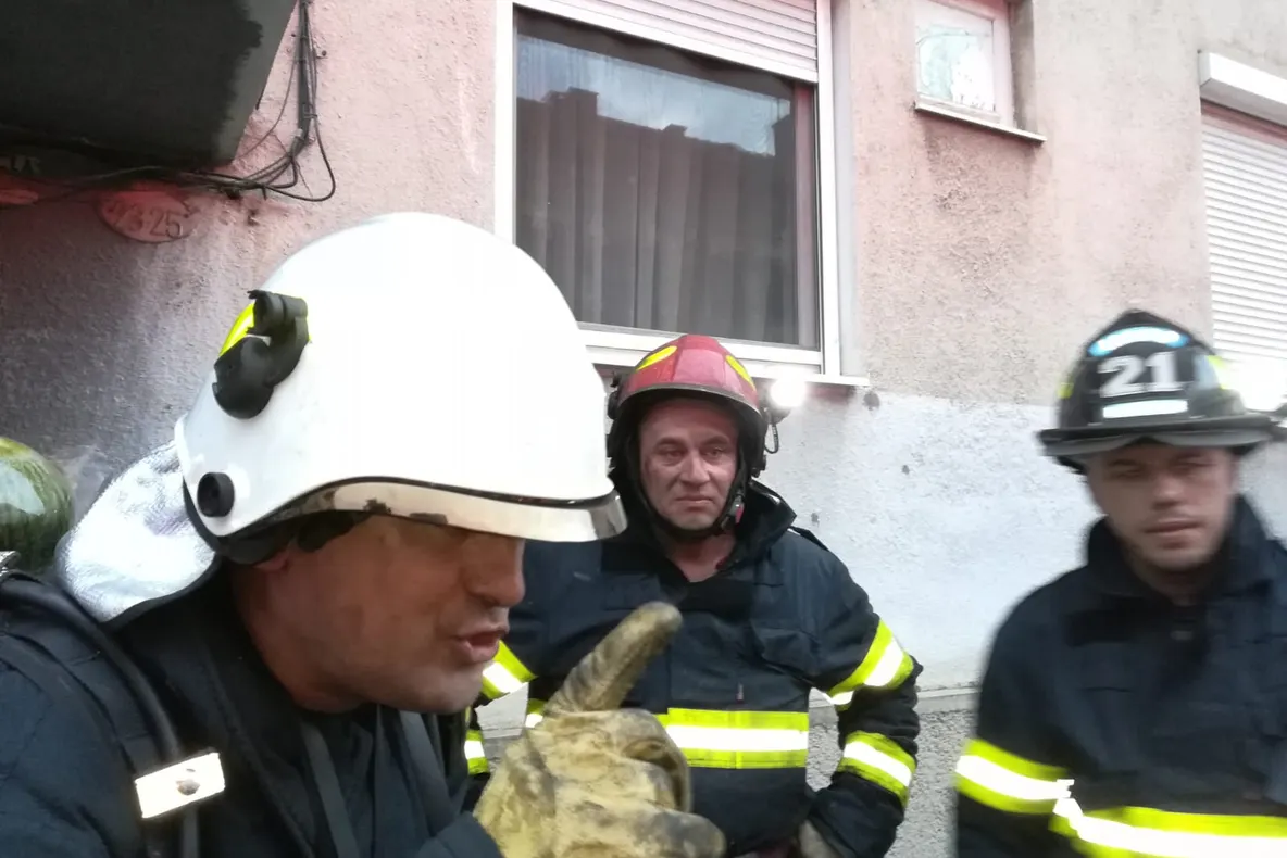 Arad: Panică în centrul Aradului. Mai multe persoane evacuate dintr-un bloc din cauza unui incendiu