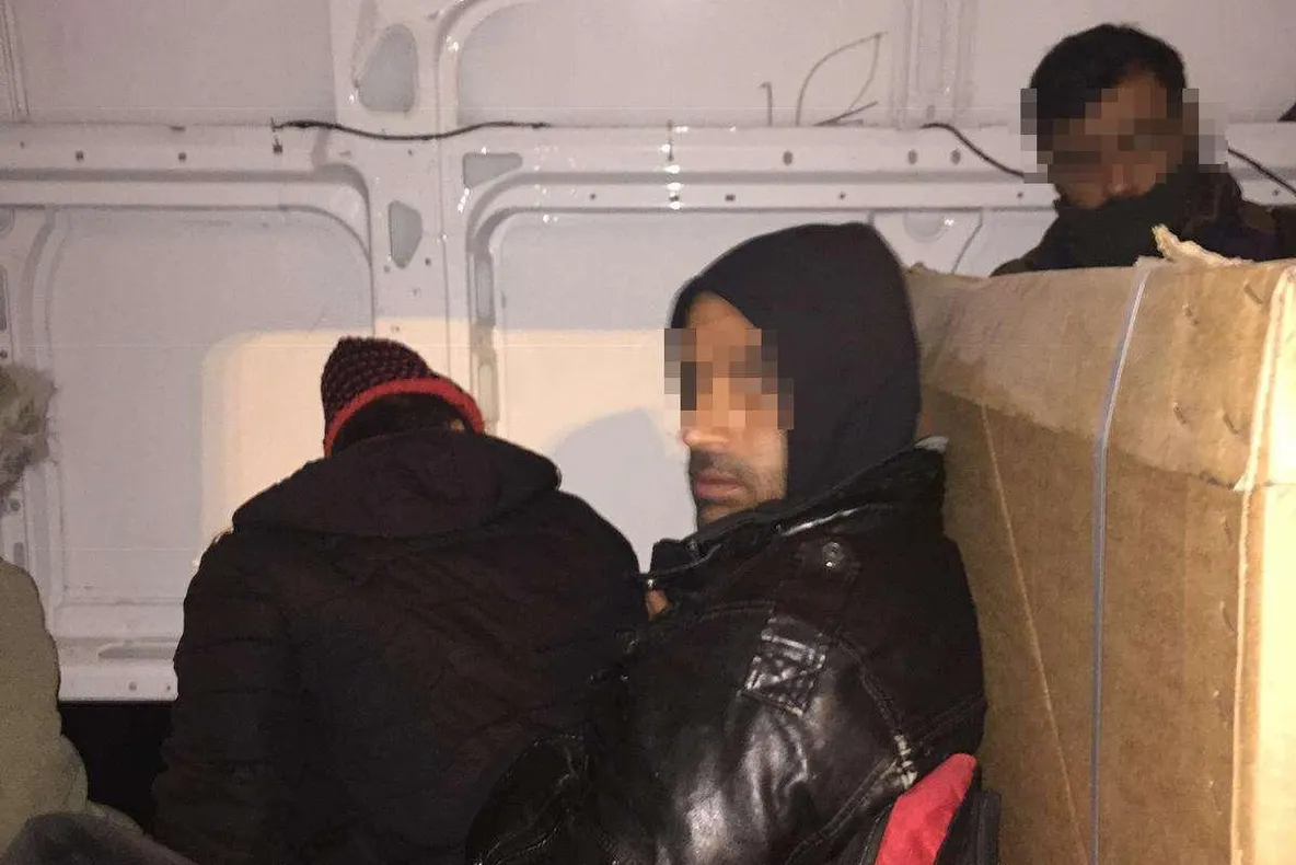Arad: 15 migranți din Irak, cu vârste cuprinse între 7 și 47 de ani, descoperiți ascunși într-un microbuz de marfă pentru a trece granița ilegal