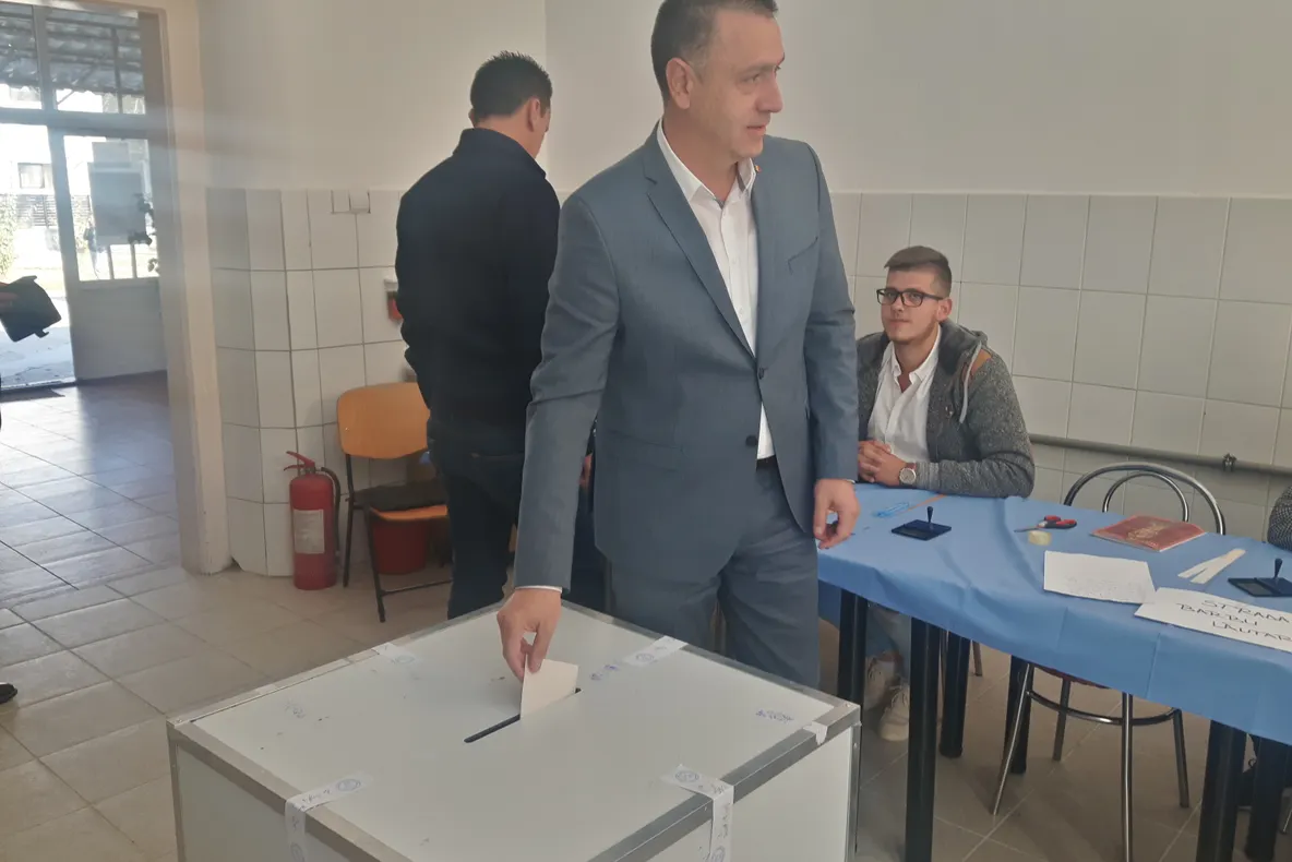 Ministrul Mihai Fifor, după ce a votat: "modul în care ne exprimăm în momentul de față ca țară care cu adevărat crede în familia tradițională. Vă spun că am votat cu toată inima în favoarea modificării Constituției"