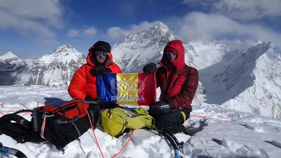 Arad: O nouă premieră mondială românească în Himalaya. Torok Zsolt, Romeo Popa și Teofil Vlad au deschis un nou drum pe unul dintre cei mai complicați munți și au arborat drapelul României cu Anul Centenar