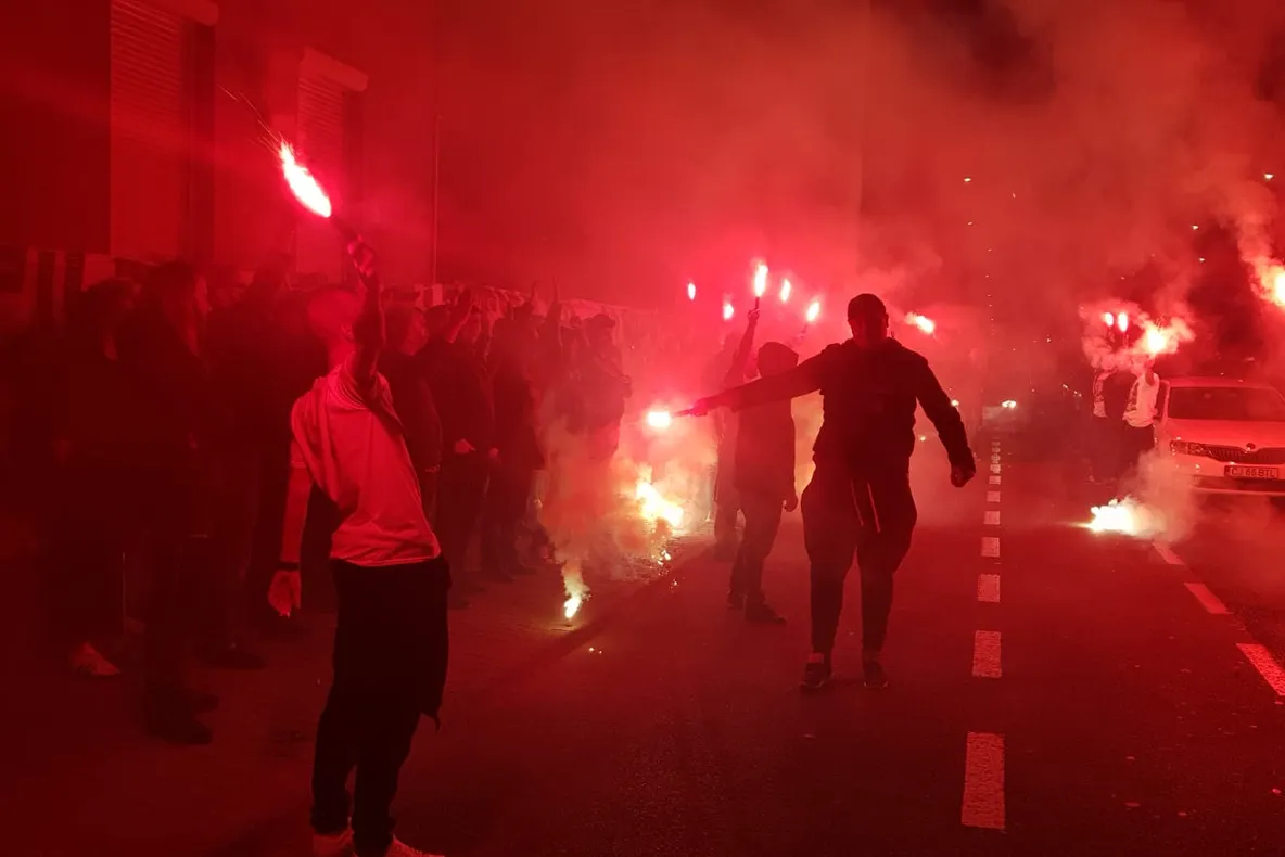 Arad: Suporteri din Timișoara, Craiova, București și Arad, la comemorarea incendiară a unuia dintre suporterii UTEI, mort în accidentul cu mașina care a plonjat de pe pod