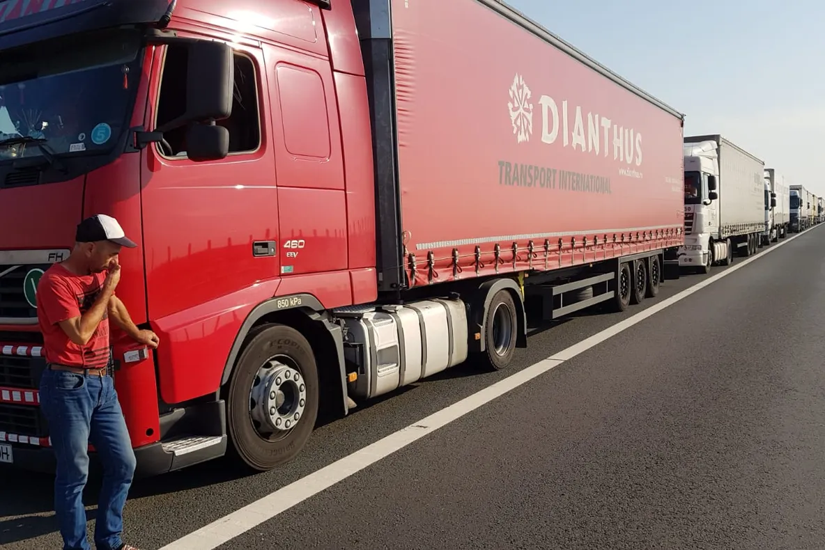 Arad: Timpi de așteptare de 210 minute pentru camioanele care ies din țară prin cel mai mare punct de trecere a frontierei din România, cel de pe autostrada Nădlac-Arad