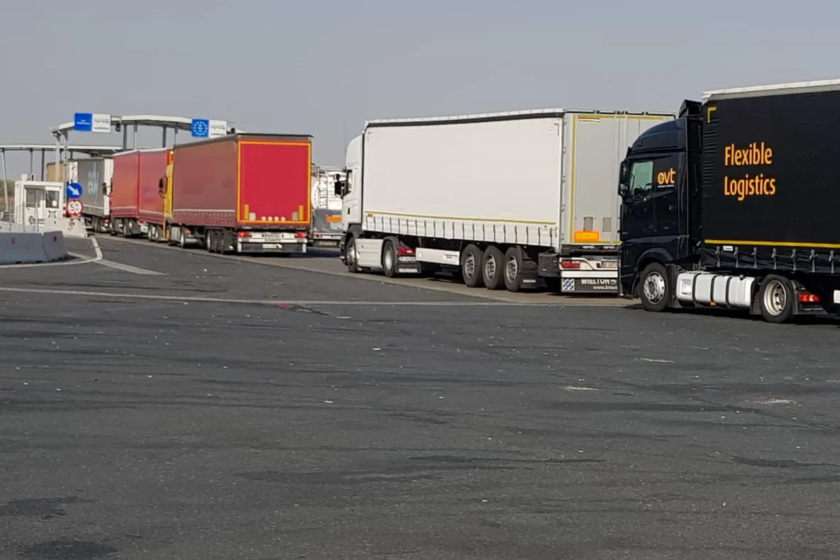 Arad: Timpi de așteptare de circa 3 ore pentru camioane, la frontiera de pe autostrada Nădlac-Arad, după ce sistemele informatice din Ungaria s-au defectat