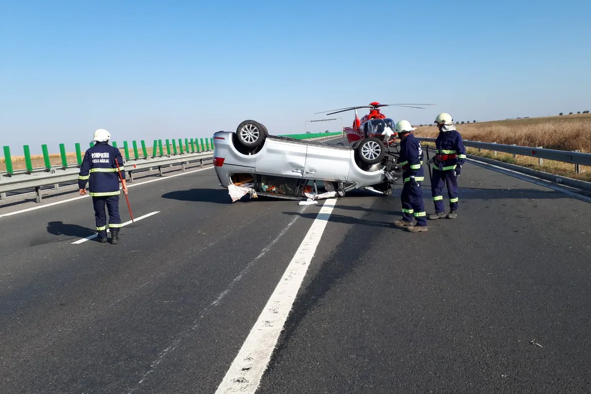 UPDATE. Arad: Accident cu mașină răsturnată pe autostrada Nădlac-Arad, în apropierea frontierei. Un bărbat a murit. Intervine elicopterul SMURD