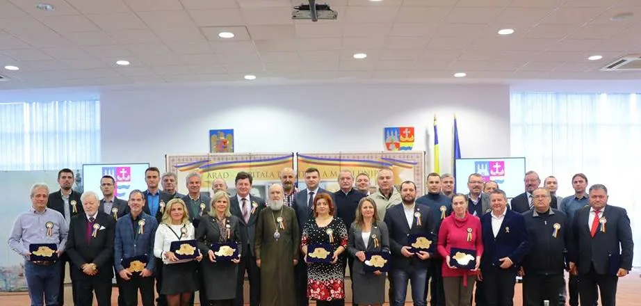 Arad: Ședință festivă la Consiliul Județean Arad, sub patronaul ÎPS Timotei, Arhiepiscop al Aradului. Toți consilierii județeni au primit Placheta Centenar