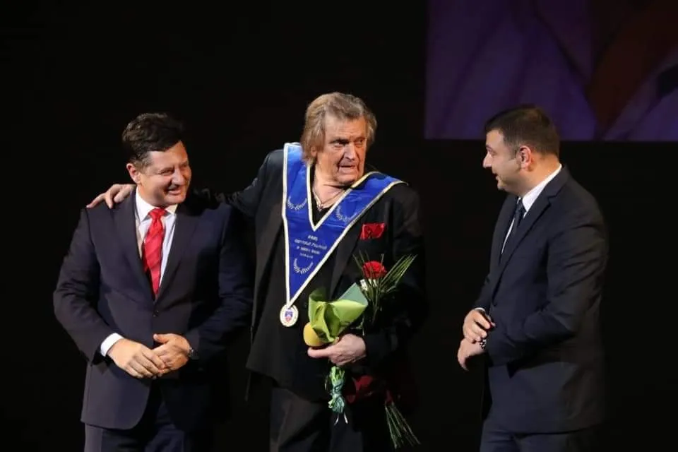 Arad: Cunoscutul actor, Florin Piersic, distins, cu Colanul Marii Uniri, cea mai înaltă distincție acordată de către Arad în Anul Centenar