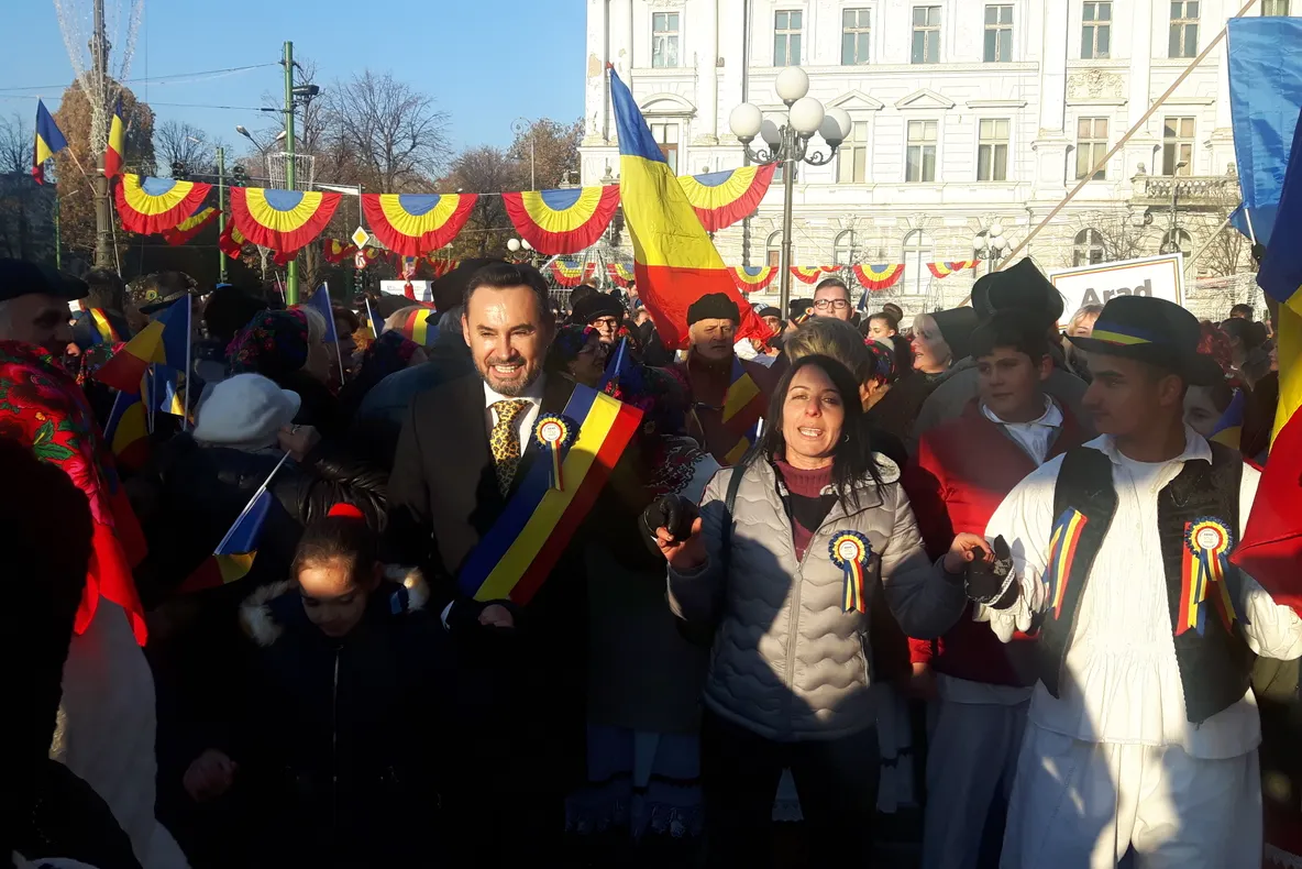 Arad: Mega-paradă impresionantă cu porturi populare la 100 de ani de la Marea Unire. Concerte în fața Primăriei Municipiului Arad