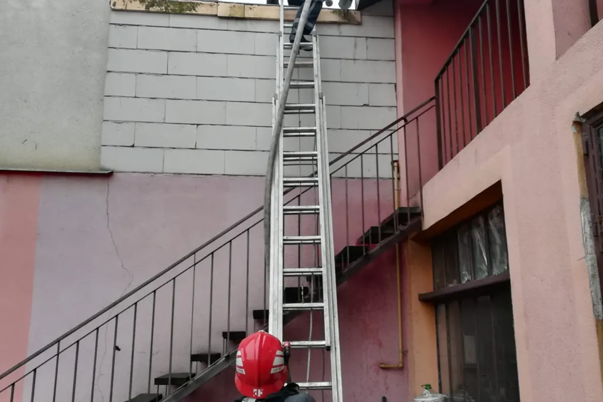 Arad: Incendiu provocat de către muncitorii de la gaze