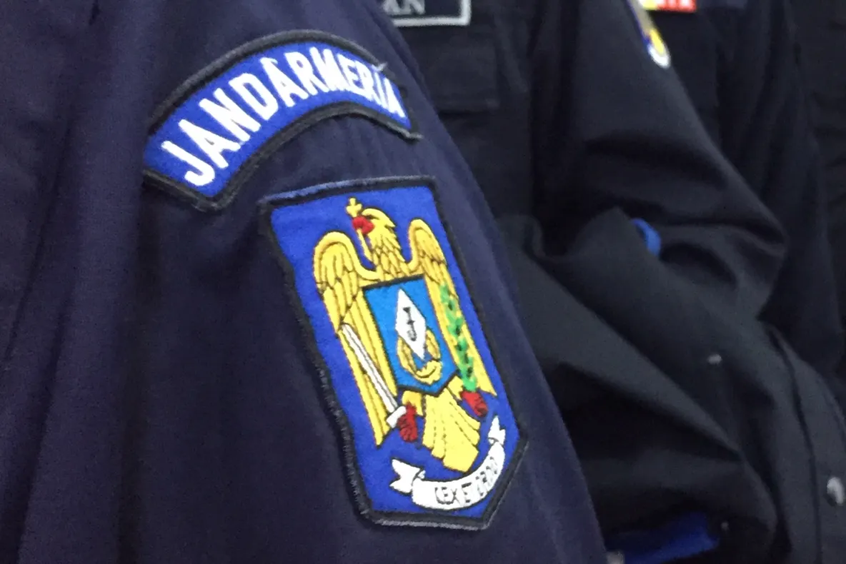 Arad: VIDEO 7 bărbați, amendați de către jandarmii din Arad după ce au încercat să schimbe cu forța sistemul de scurgere pluvială a unei case care aparținei unei femei de 80 de ani 
