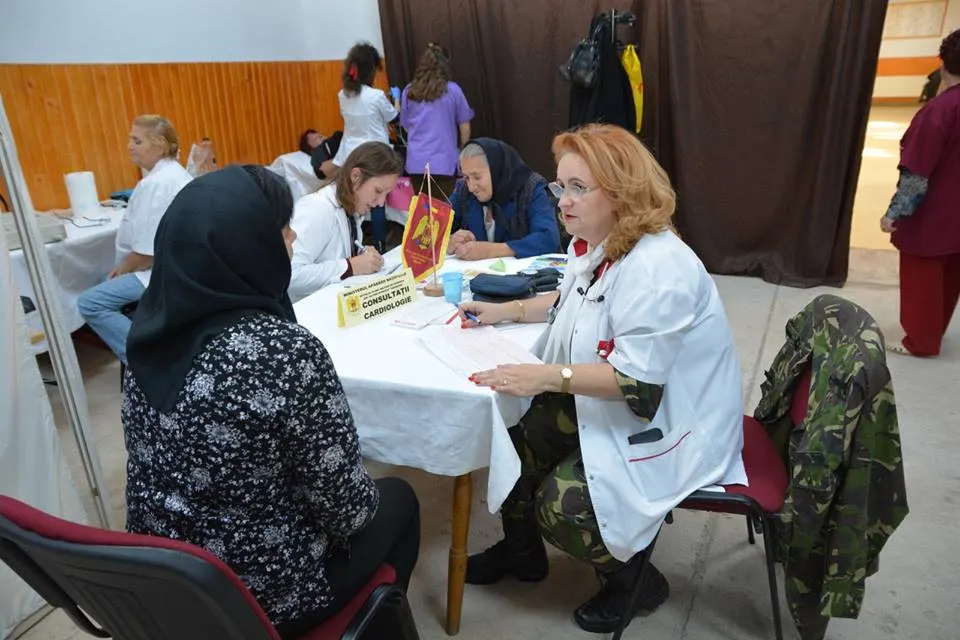 Arad: Medicii militari se întorc în comunitățile izolate din Arad. Printre medici, un campion INVICTUS. Sâmbătă, acordă consultații gratuite la Lalașinț, unde în iulie au fost inundații mari