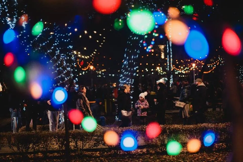 Arad: Târgul de Iarnă se deschide sâmbătă cu un spectacol de muzică, lumini colorate și acrobații aeriene care durează 4 ore. Se pornește și iluminatul festiv de Crăciun