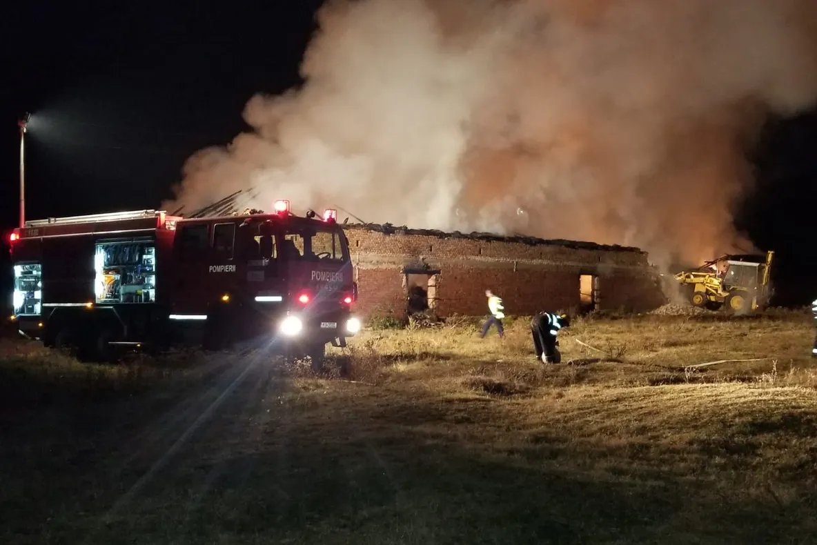 Arad: Incendiul în care au ars 35 de tone de paie, pus intenționat. Poliția face cercetări