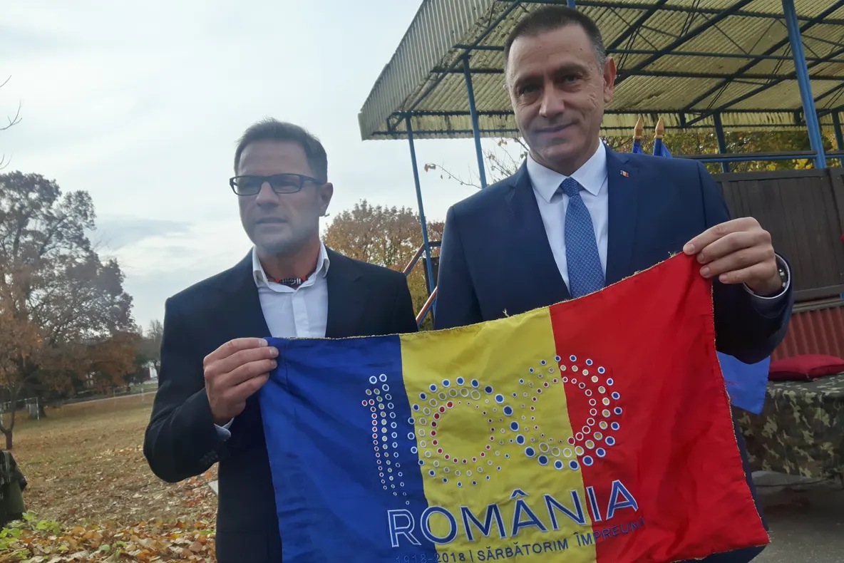 Arad: Cea mai mare reușită din aplinismul românesc, cinstită, vineri, cu onoruri militare. Alpinistul Torok Zsolt, decorat de către ministrul Apărării, Mihai Fifor