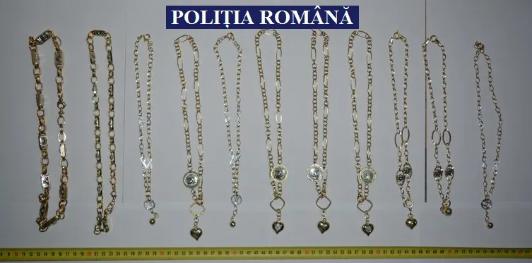 Arad: Circa 4 kg de bijuterii din aur cu pietre prețioase și sume mari de bani, confiscate la Arad