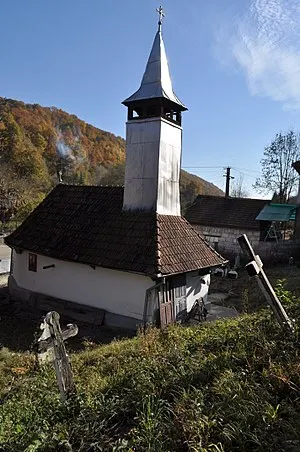 Arad: Biserica de lemn din munți, în care se oficiază slujbe doar o dată pe an