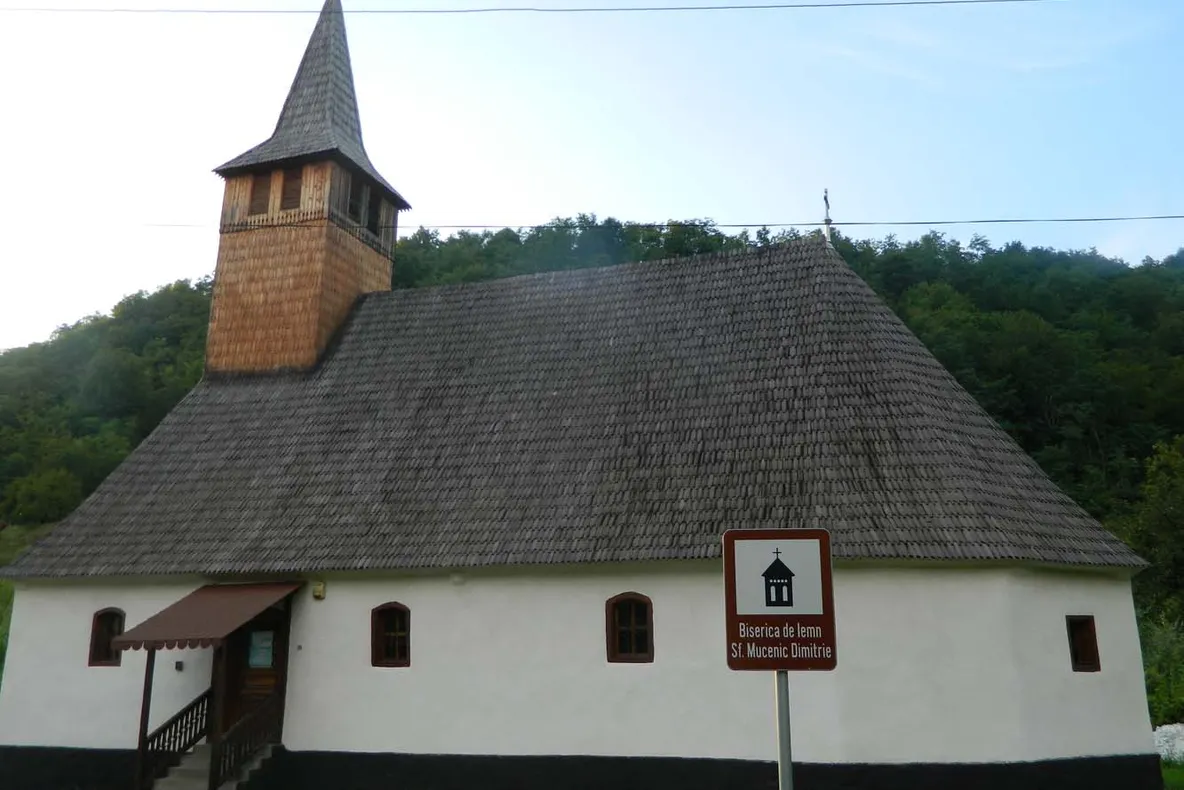 Arad: Biserica de lemn de la Roșia Nouă, județul Arad, considerată ca fiind "una dintre frumusețile Transilvaniei"