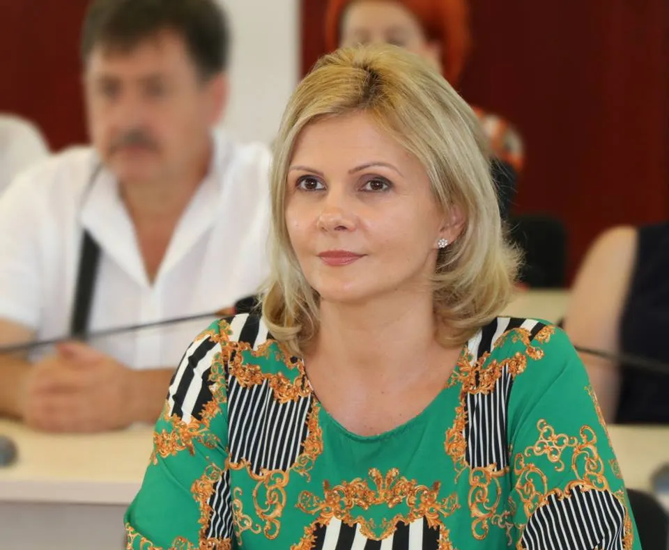 Arad: Vicepreședintele Consiliului Județean Arad, Claudia Boghicevici, merge la Curtea de Conturi de la București, după ce a câștigat concursul cu o medie foarte mare. La CJ vor avea loc alegeri