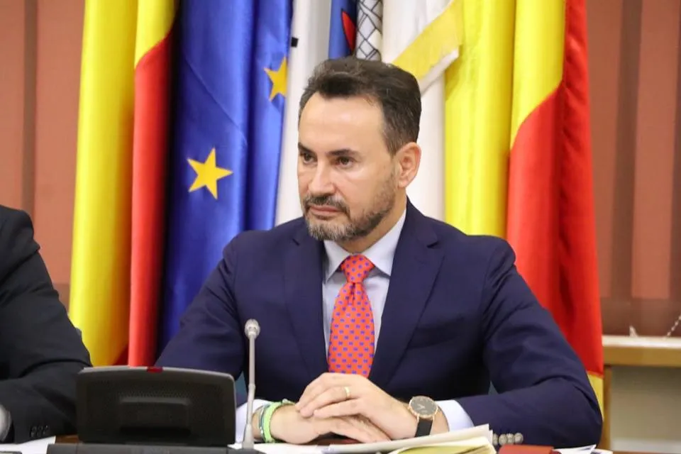 Arad: Europarlamentarul Gheorghe Falcă cere directorilor care conduc instituţii deconcentrate "să plece onorabil" după căderea Guvernului. "Este bine să plece de bună-voie pentru că noi ştim ce au făcut pe funcţiile respective şi să nu plece în altă direc