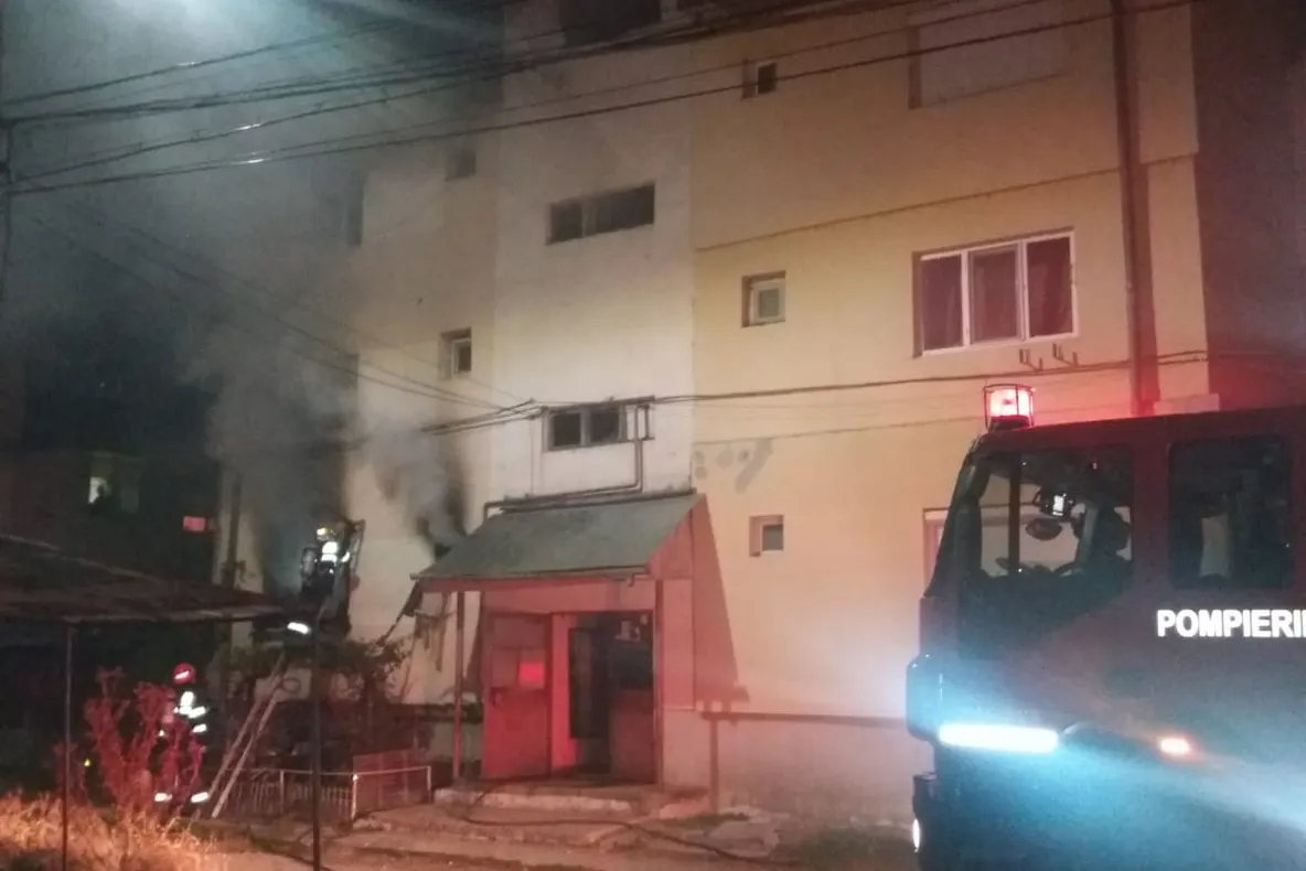 Arad: Explozie provocată intenționat, urmată de un incendiu, într-un bloc din județul Arad