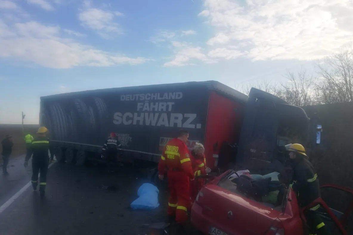 Arad: Un bărbat a murit după ce a intrat cu mașina într-un camion încărcat cu fier