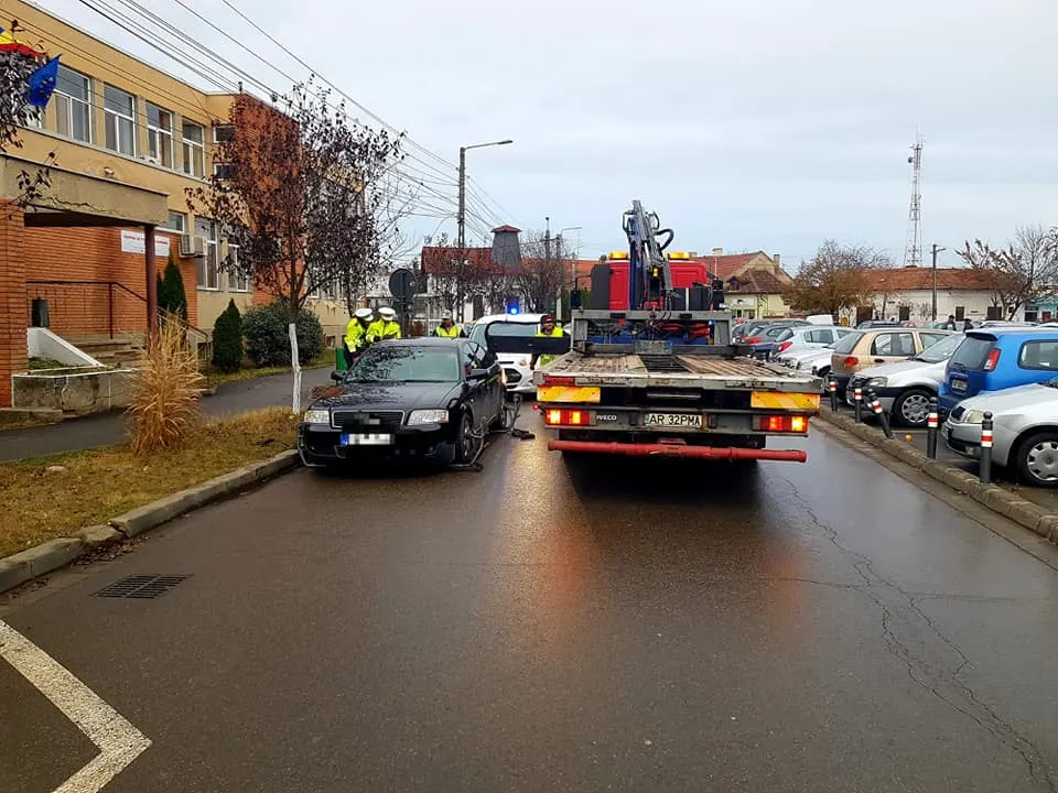 Arad: 28 de mașini ridicate și zeci de amenzi, în zona Serviciului de Ambulanță și a Spitalului Județean din Arad