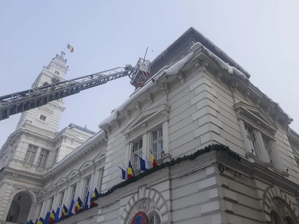 Arad: Zăpada de pe acoperișuri și țurțurii de pe clădiri trebuie îndepărtați de către properietari. Primăria Arad, curățată cu ajutorul pompierilor