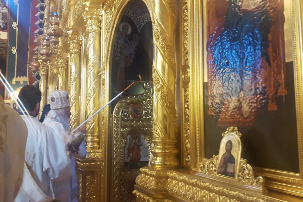 Arad: Pictura din prima catedrală construită după 1989 în România, Catedrala Arhiepiscopală din Arad, sfințită în prezența a mii de credincioși