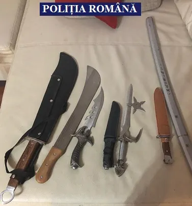 Arad: Peste 130.000 de țigări de contrabandă, circa 35.000 lei și un arsenal de arme albe, confiscate ca urmare a 3 percheziții la traficanții din Arad