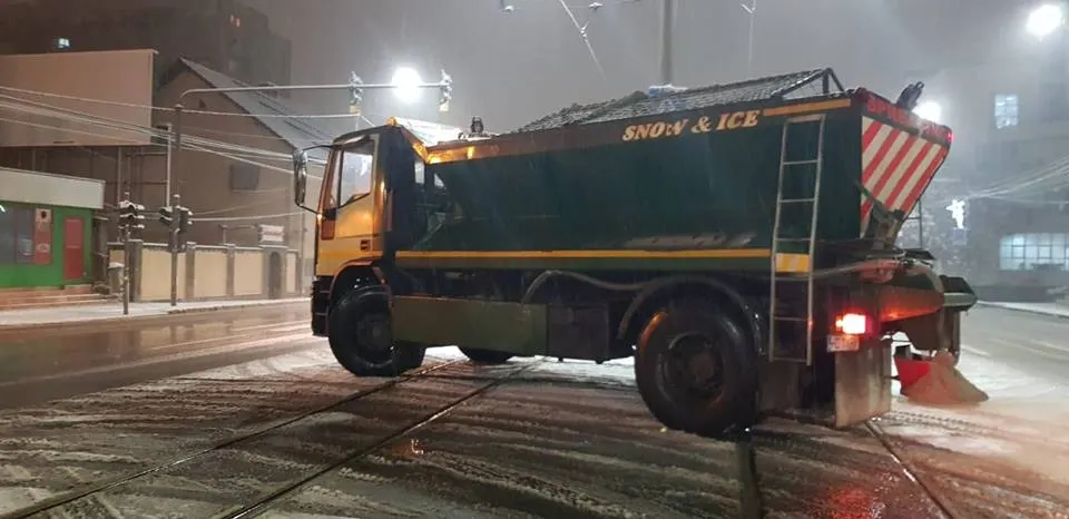 Arad: Primele intervenții la deszăpezire în municipiul Arad: 150 de tone de material antiderapant în primele 4 ore