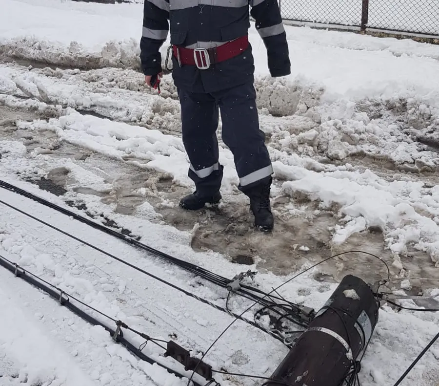 Arad: După 4 zile fără curent, la Săvârșin, lumânările și bateriile pentru lanterne sunt la mare căutare. Oamenilor care au tăiat porci le e teamă că li se va altera carnea din congelatoare