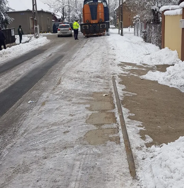 Arad: Incident mai puțin obișnuit: circulație blocată de o locomotivă, care a deraiat în mijlocul unei intersecții dintr-un cartier