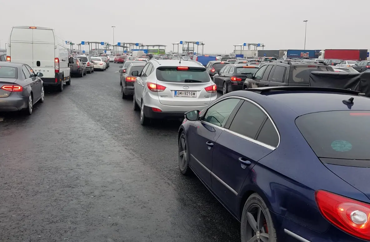 Arad: Trafic de 3 ori mai mare, la intrarea în România, prin cel mai mare punct de trecere a frontierei din vestul țării, cel de pe autostrada Nădlac-Arad. Motivul
