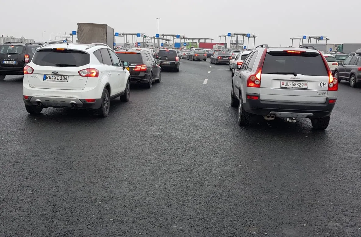 Arad: Punctul de trecere a frontierei de pe autostrada Nădlac-Arad, cel mai circulat de pe frontiera de vest. Câți oameni și câte mașini au trecut