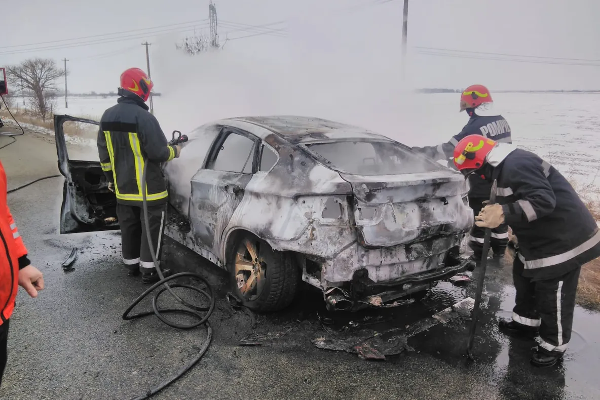 Arad: O mașină a ars complet, după ce a luat foc în mers pe DN7B